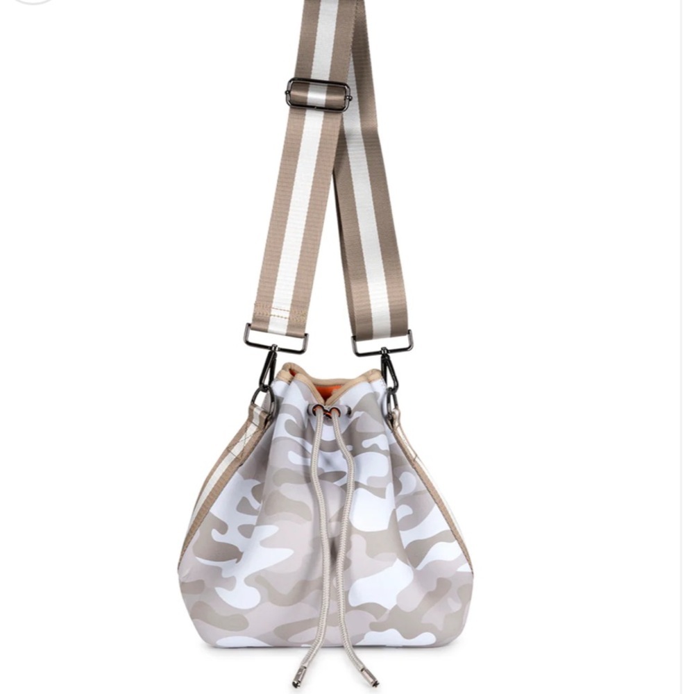 Haute Shore Zoe Sahara Camo Neoprene Bucket Bag Tan Cream With Wristlet - Picture 2 of 5
